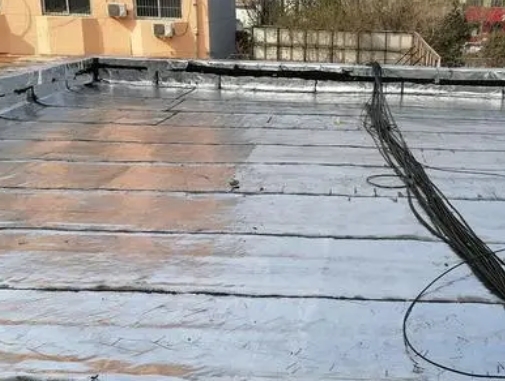 毕节卫生间漏水维修公司分享下毕节屋面楼顶防水刚性防水层施工要点。
